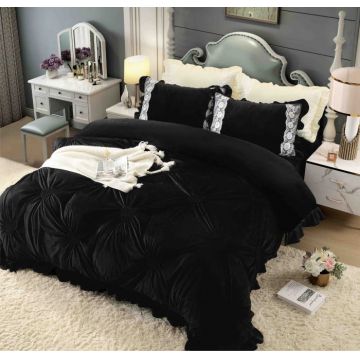 Lenjerie pat dublu catifea deluxe, 4 piese, cu pliuri si inimioare brodate