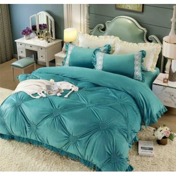 Lenjerie pat dublu catifea deluxe, 4 piese, cu pliuri si inimioare brodate