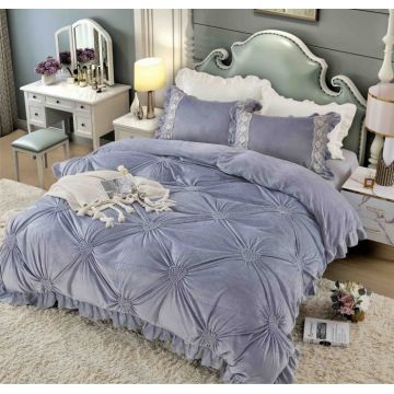 Lenjerie pat dublu catifea deluxe, 4 piese, cu pliuri si inimioare brodate