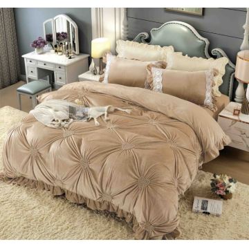 Lenjerie pat dublu catifea deluxe, 4 piese, cu pliuri si inimioare brodate