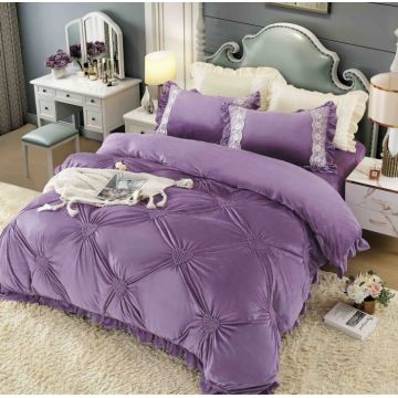 Lenjerie pat dublu catifea deluxe, 4 piese, cu pliuri si inimioare brodate