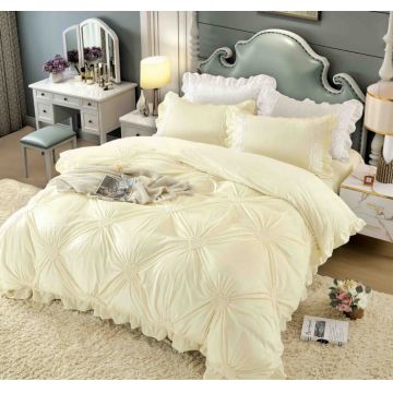 Lenjerie pat dublu catifea deluxe, 4 piese, cu pliuri si inimioare brodate