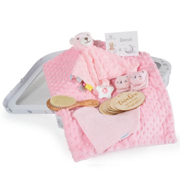 Set cadou 6in1 pentru nou nascut Cangaroo Bearly Gri cu paturica dubla 100x80cm,jucarie atasament,sosete,baveta,perie cu peri naturali si cartonase etape crestere in cutie cadou cu felicitare
