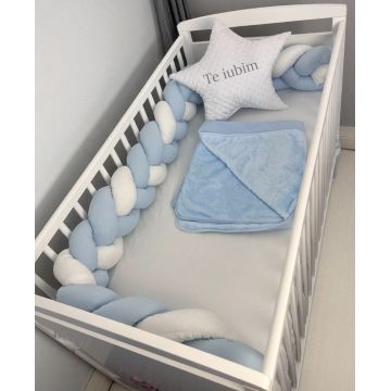 Lenjerie cu aparatoare impletita in 3, din bumbac, lungime 240 cm, cu cearsaf, paturica si perna steluta Te iubim Albastru Pal Alb