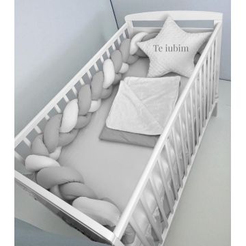 Lenjerie cu aparatoare impletita in 3, din bumbac, lungime 240 cm, cu cearsaf, paturica si perna steluta Te iubim GriAlb Pal