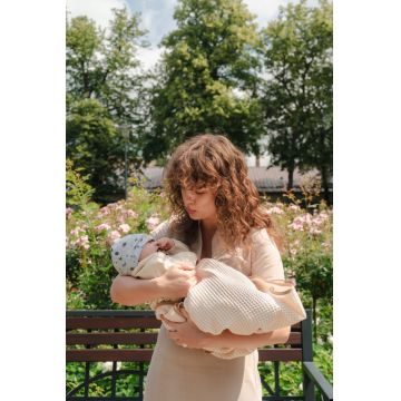 Set paturica 77x57 cm si perna 25x30 cm, pentru copii BabyMam, din 100 bumbac, cu umplutura anti-alergenica, design unic waffle bej