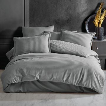 Lenjerie Somnart pentru pat dublu cu 4 piese, cearceaf pat clasic 240 x 260 cm, cearceaf pilota 200 x 230 cm, 2 fete de perne 50 x 70 cm, din bumbac damasc gri