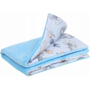 Paturica pentru copii BabyMam blue Rabbit, realizata cu doua fete din bumbac si din plus pufos, dimensiune 75 x 50 cm