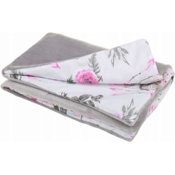Paturica pentru copii BabyMam flowers realizata cu doua fete din bumbac si din plus pufos, dimensiune 75 x 50 cm