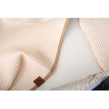 Set paturica 77x57 cm si perna 25x30 cm, pentru copii BabyMam, din 100 bumbac, cu umplutura anti-alergenica, design unic waffle bej