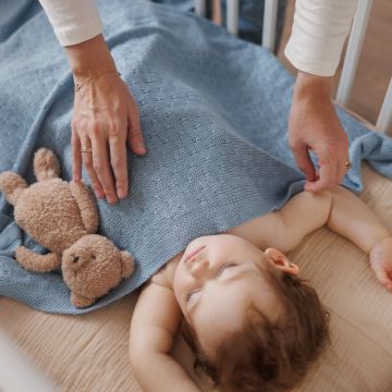 Paturica tricotata Babyono 167304 din fibre de bambus albastru 75x100 cm