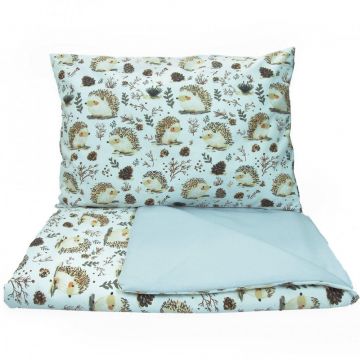 Set lenjerie 2 piese pentru patut copii Kerstin Hedgehog, husa pilota 120x90 si fata perna 40x60 cm, design versatil cu doua fete, tesatura moale, inchidere cu fermoar