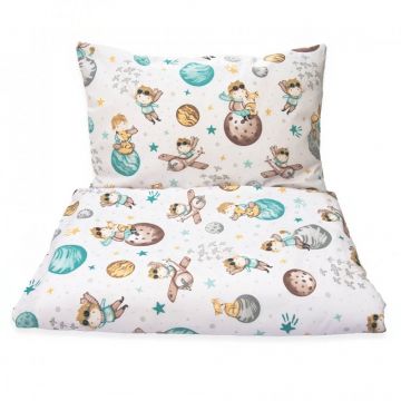 Set lenjerie de patut pentru copii Kerstin Little Prince, compus din 3 piese, cu Husa de pilota, Fata de perna si Bumper, realizate din bumbac, prevazute cu fermoare