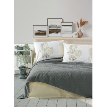 Set cuvertura de pat dubla Pique, 4 piese, 220x240 cm, 100% bumbac, Cotton Box, Lori, antracit Set cuvertura de pat dubla Pique, 4 piese, 220x240 cm, 100% bumbac, Cotton Box, Lori, antracit