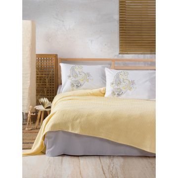 Set cuvertura de pat dubla Pique, 4 piese, 220x240 cm, 100% bumbac, Cotton Box, Lori, galben Set cuvertura de pat dubla Pique, 4 piese, 220x240 cm, 100% bumbac, Cotton Box, Lori, galben