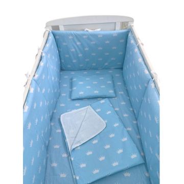 Lenjerie de pat bebelusi 120x60 cm cu aparatori laterale pufoase cearșaf păturică dubla și pernuta slim Deseda Coronite Albastre pe alb