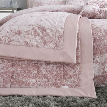 Cuvertură roz matlasată din catifea pentru pat dublu 220x220 cm Crushed – Catherine Lansfield