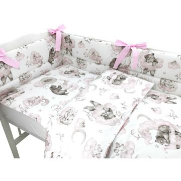 Lenjerie patut 3 piese Qmini cu protectie laterala din bumbac 140x70 cm Teddy Bear and Friends Pink