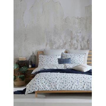 Lenjerie de pat dubla King (DE), 3 piese, L'essentiel Maison, Foglia, Albastru inchis/Alb Lenjerie de pat dubla King (DE), 3 piese, L'essentiel Maison, Foglia, Albastru inchis/Alb