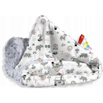Paturica pentru copii BabyMam versatila, realizata cu doua fete, dimensiune 75 x 100 cm, model minky Safari