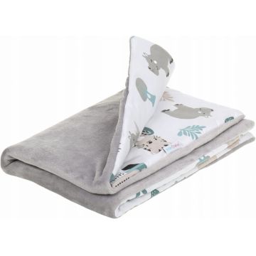 Paturica pentru copii BabyMam Safari realizata cu doua fete din bumbac si din plus pufos, dimensiune 75 x 50 cm