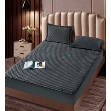 Husa matlasata tip topper din catifea, 180x200cm + 2 fete de perna 50x70cm - Gri Inchis Husa matlasata tip topper din catifea, 180x200cm + 2 fete de perna 50x70cm - Gri Inchis