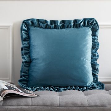 Pernă decorativă din catifea 43x43 cm Velvet Double Frill – Catherine Lansfield